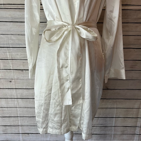 Morgan Taylor Cream Satin Robe Size Small/Medium - Picture 3 of 6